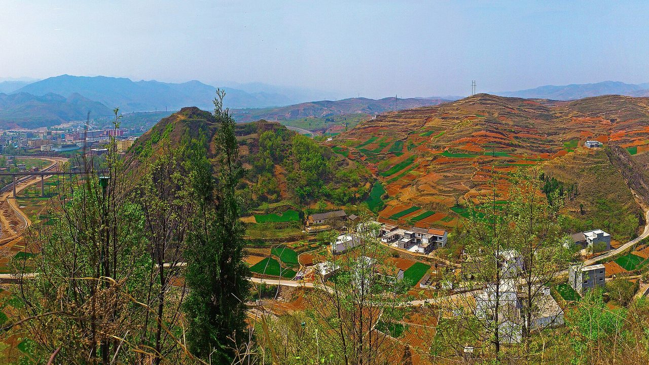 从凤冠山北麓西望：丹凤县境内的川道、梯田与远处的秦岭山脊